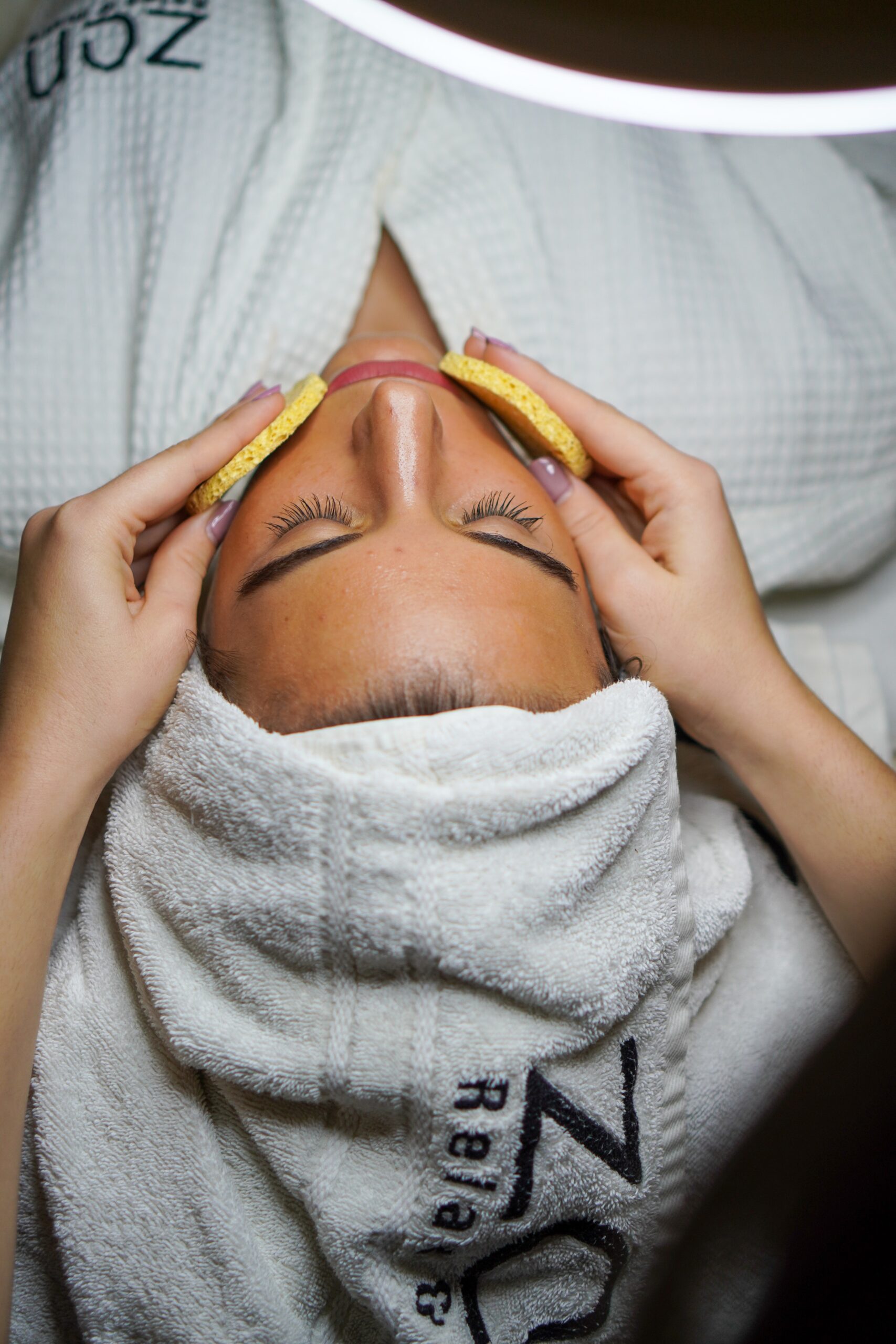 Gesichtsbehandlung mit Massage Cosmetics